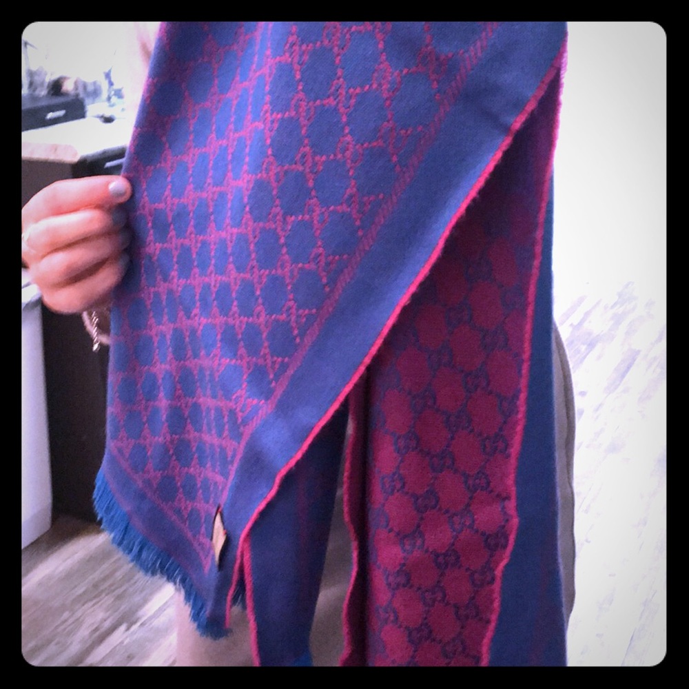 Gucci scarf only worn twice